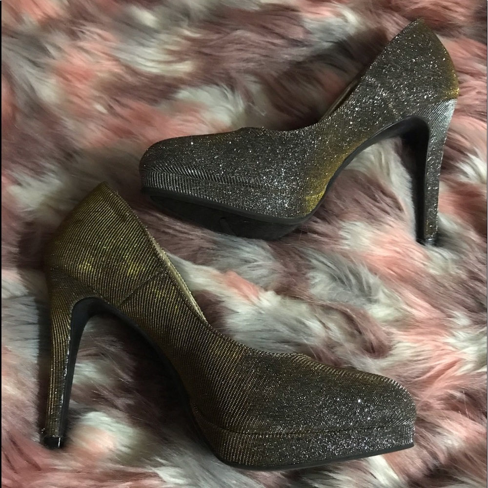 Gold/Silver Heels - Picture 3 of 7